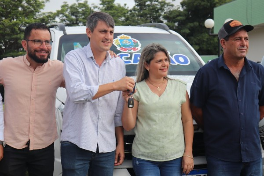 Prefeito Bruno Mena entrega novos veículos para secretarias de Matupá